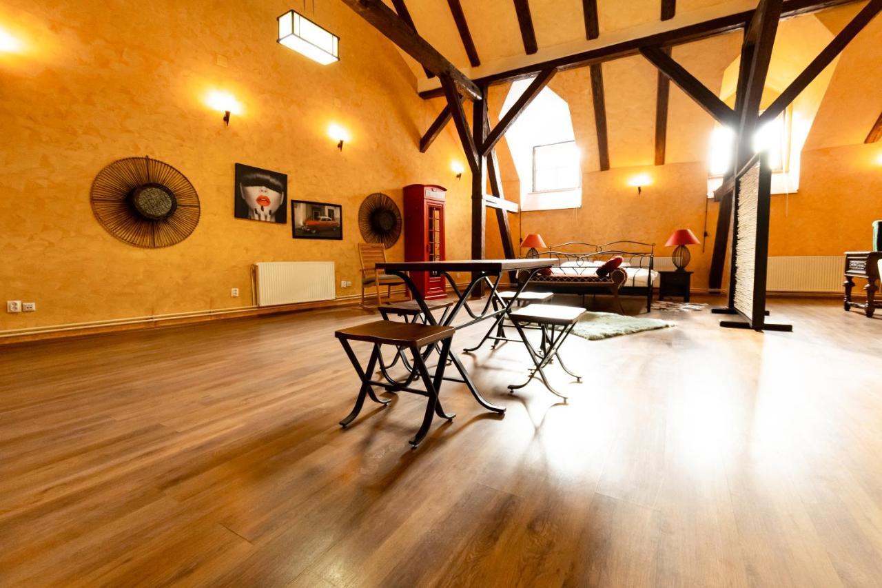 The Attic - Large Open-Space In The Old Town Of Brasov, Minutes Away From The Black Church Exterior foto